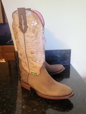 BeautifulBrown Western Embroidered  Boots with Soft Pink Lining In The Outside.